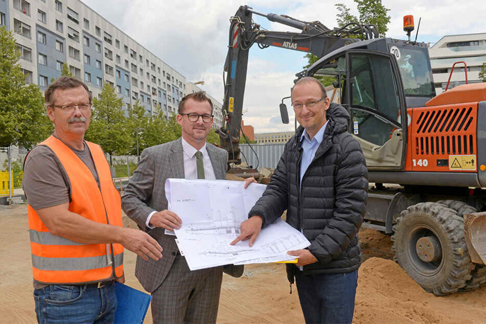 Baubürgermeister Raoul Schmidt-Lamontain (42, Grüne, l.) und Straßen- und Tiefbauamtsleiter Robert Franke (42) mit den Bauplänen für den westlichen Teil des Promenadenrings.