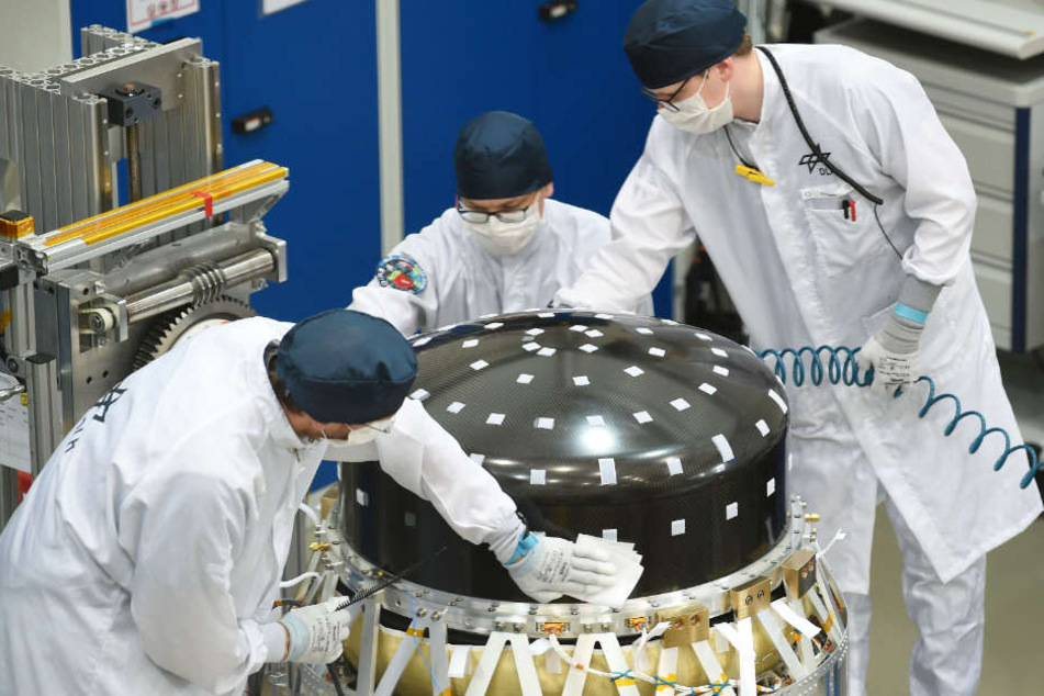 Ingenieure bauen den Gewächshaus-Satelliten in Bremen zusammen.