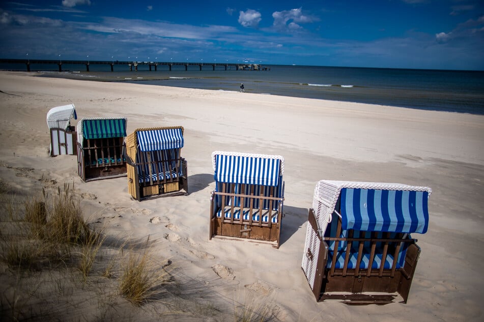 Leere Strandkörbe stehen am menschenleeren Strand an der Ostsee – doch hoffentlich nicht mehr lange!
