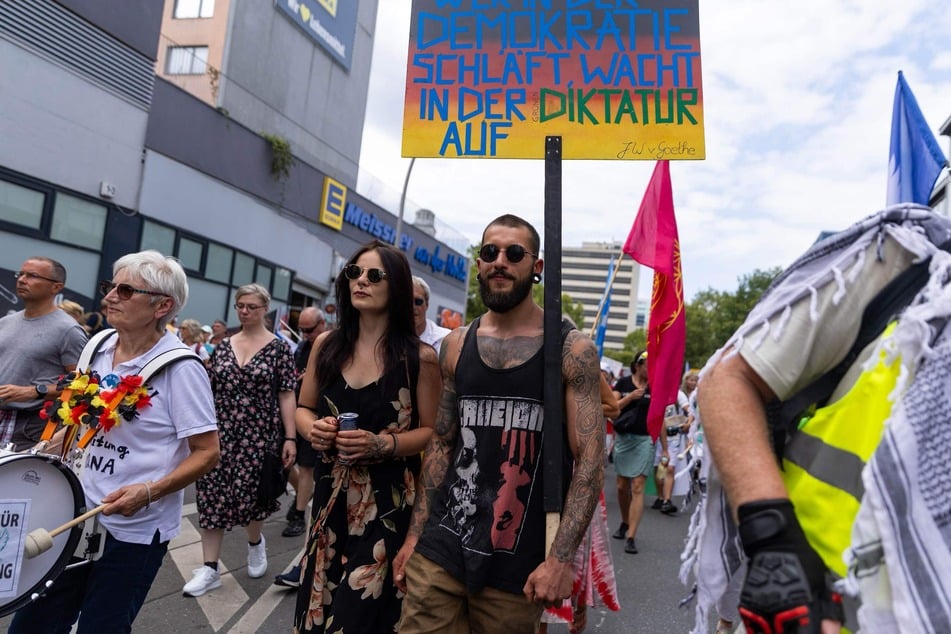 Der Auftakt der Demonstration verlief laut der Berliner Polizei friedlich.