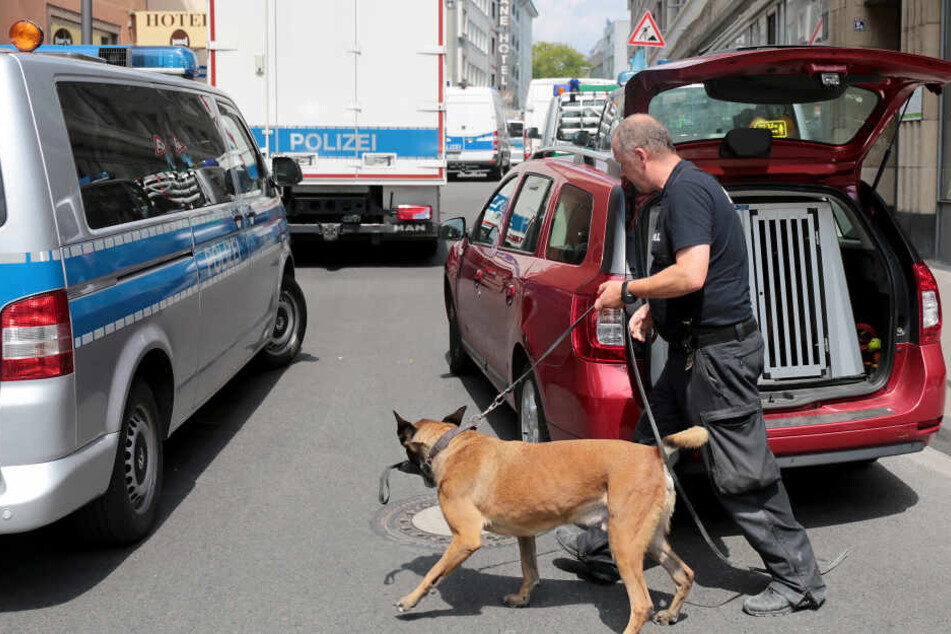 Die Polizei hatte mehrere Objekte auch mit Spürhunden durchsucht.