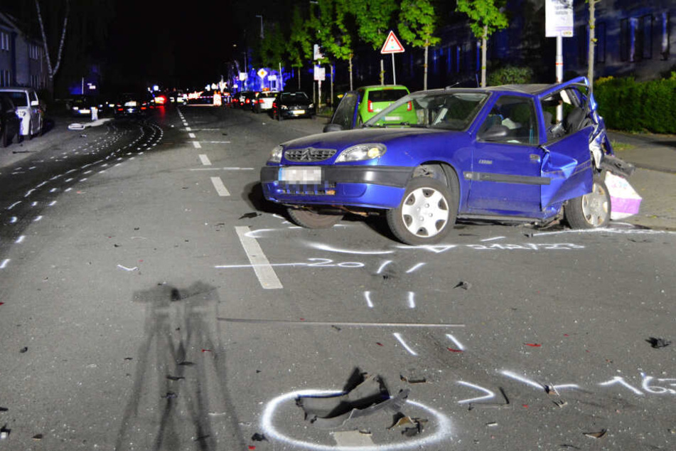 Zwei Autofahrer sollen sich ein Rennen geliefert haben und so den Tod einer unbeteiligten Frau (43) verursacht haben.