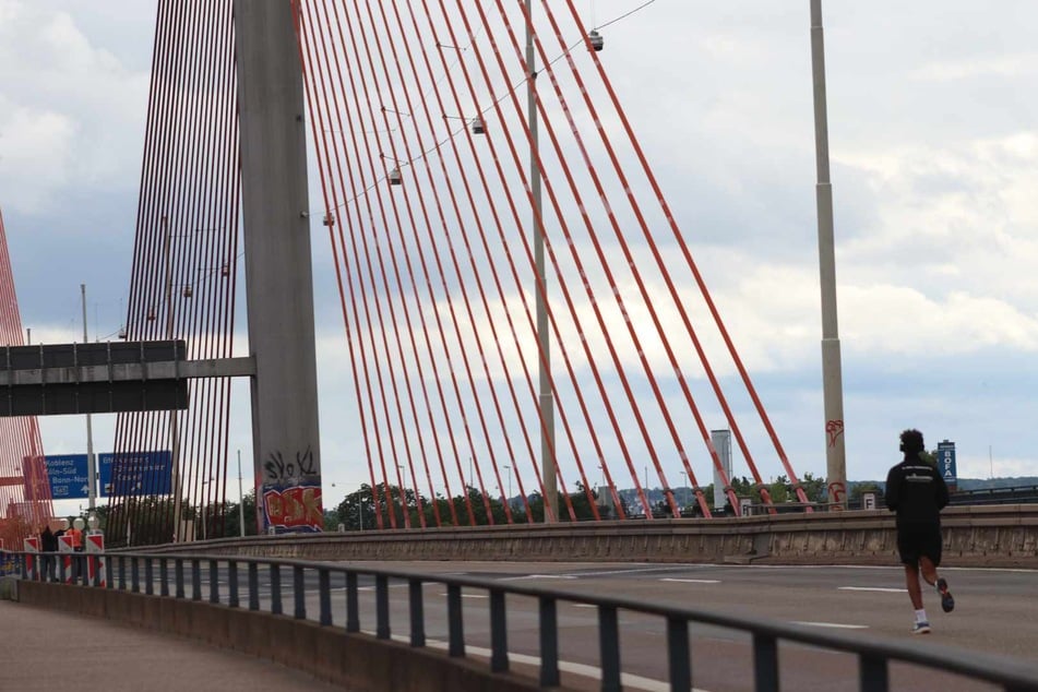 Trotz der Vollsperrung joggte ein Mann über die Bonner Nordbrücke. Das Betreten des maroden Bauwerks ist aus Sicherheitsgründen verboten.