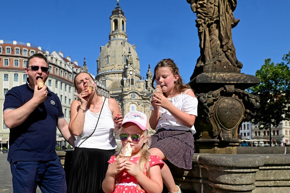 Papa Thilo (41, v.l.), Mama Manja (39), Jella (6) und Jule (10) genießen in ihrem Urlaub das DDR-Softeis.