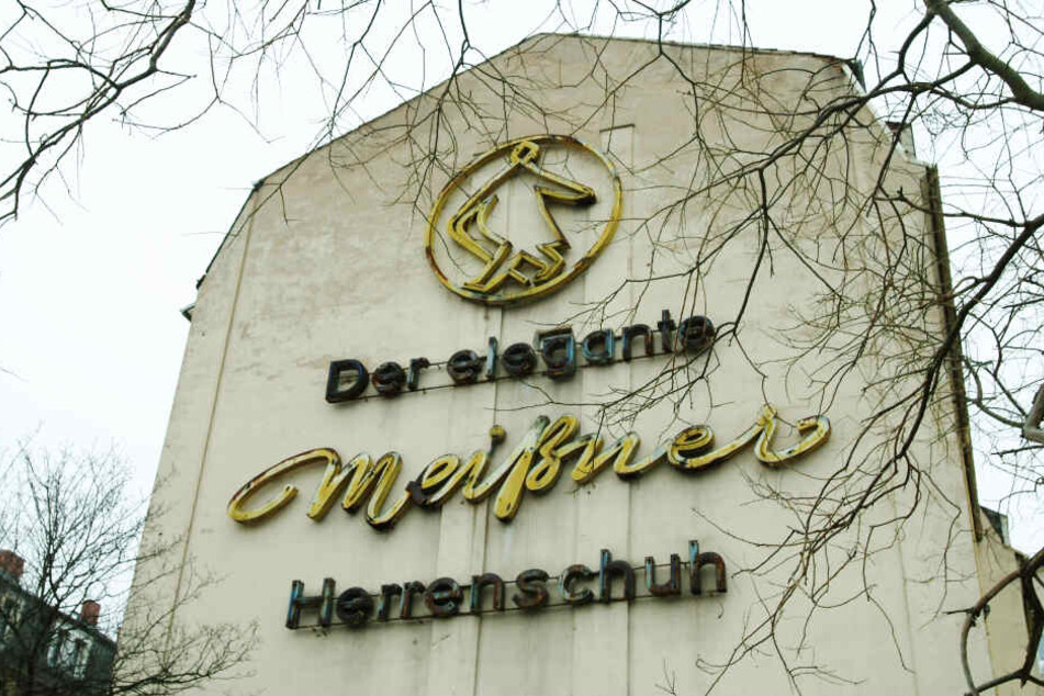 Für viele Dresdner war dieser Schriftzug, hier fotografiert im Jahr 2003, der Eingang zum Hecht. Bis 1988 leuchtete die 1961 angebrachte Reklame der Firma "Neon Müller".