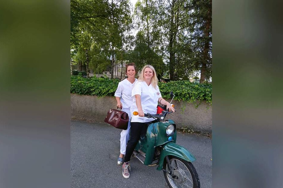 Antje Feiks und Susanne Schaper fahren mit der Schwalbe durch Sachsen.