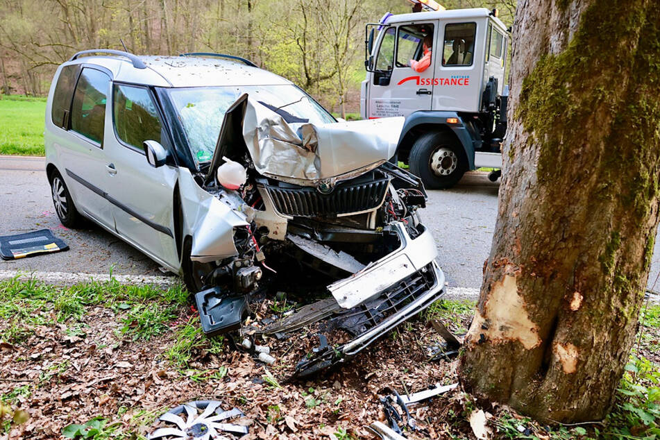 Der 85-jährige Fahrer verlor die Kontrolle über seinen Skoda Roomster und krachte gegen einen Baum. Seine Beifahrerin starb.