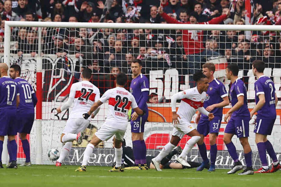 Der Ball liegt im Netz! Nach einem Eckball hat Daniel Didavi (4.v.r.) getroffen und dreht jubelnd ab. FCE-Keeper Martin Männel liegt geschlagen am Boden, seine Teamkollegen schauen konsterniert drein - mal wieder nach einem Standard.