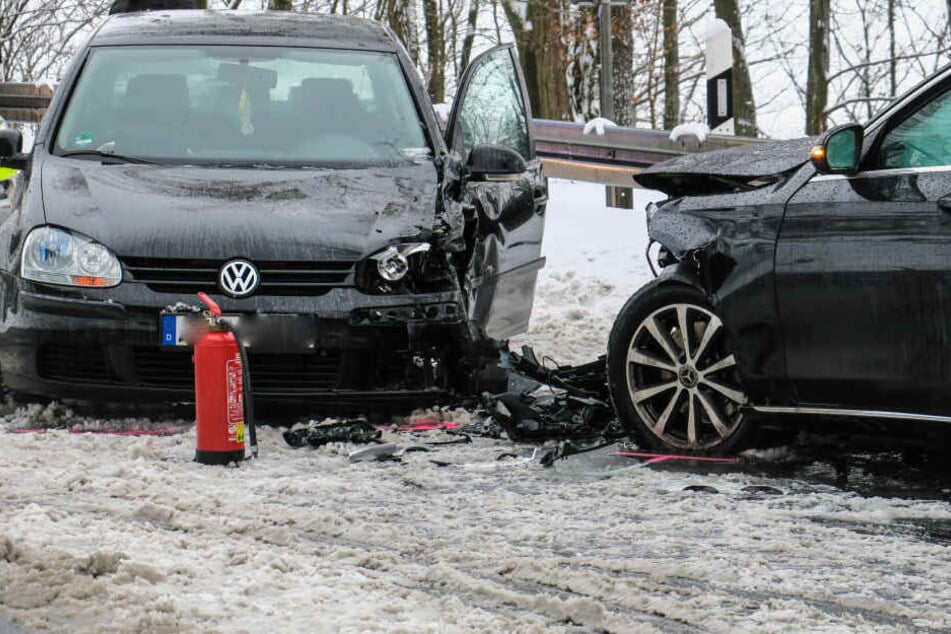 Ein VW krachte auf der S222 mit einem Mercedes zusammen.