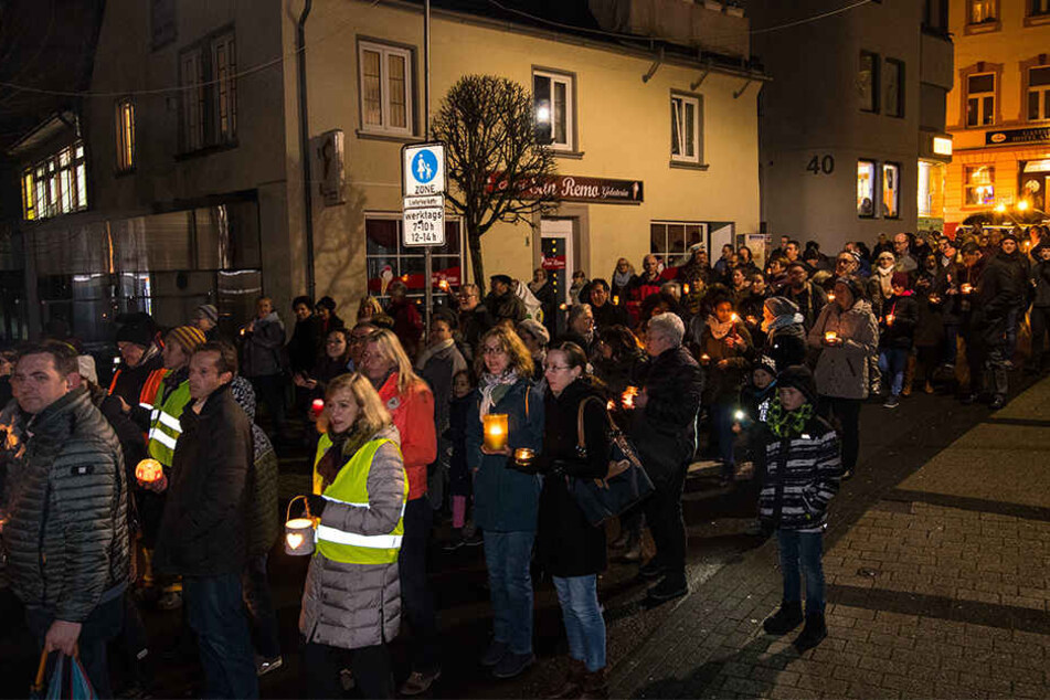 Die Bürger in Altena bekundeten mit einer Lichterkette ihre Solidarität mit dem angegriffenen Bürgermeister.