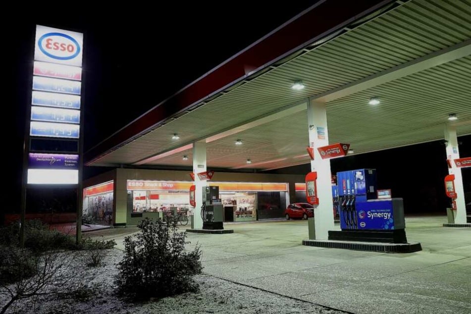 Während des Überfalls auf die Esso-Tankstelle sollen sich vier Kunden im Verkaufsraum befunden haben.