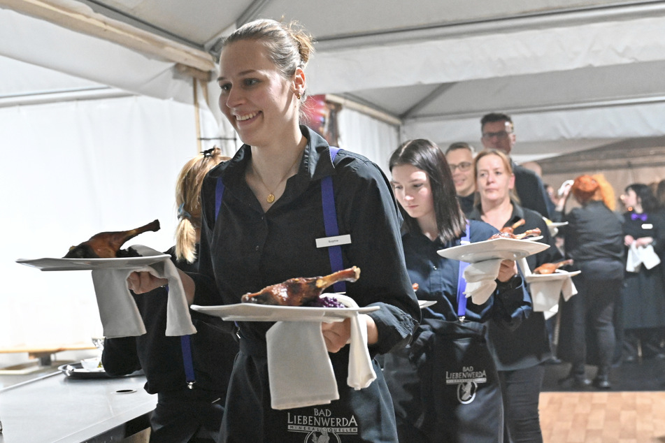 Die Revierkellner haben sich mit ihrer Beute bewaffnet.