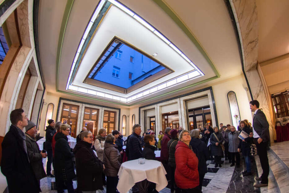 Freier Blick zum Himmel: Zur mondänen Inneneinrichtung des "Chemnitzer Hof" gehört auch ein aufschiebbares Glasdach.