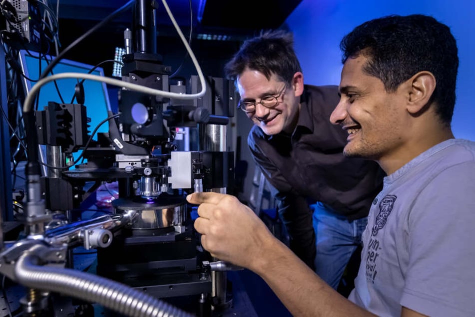 Prof. Ulrich Schwarz (53, l.), Chef der Professur für Experimentelle Sensorik und Mitarbeiter Dr. Mursal Baggash wollen LEDs noch effektiver machen.