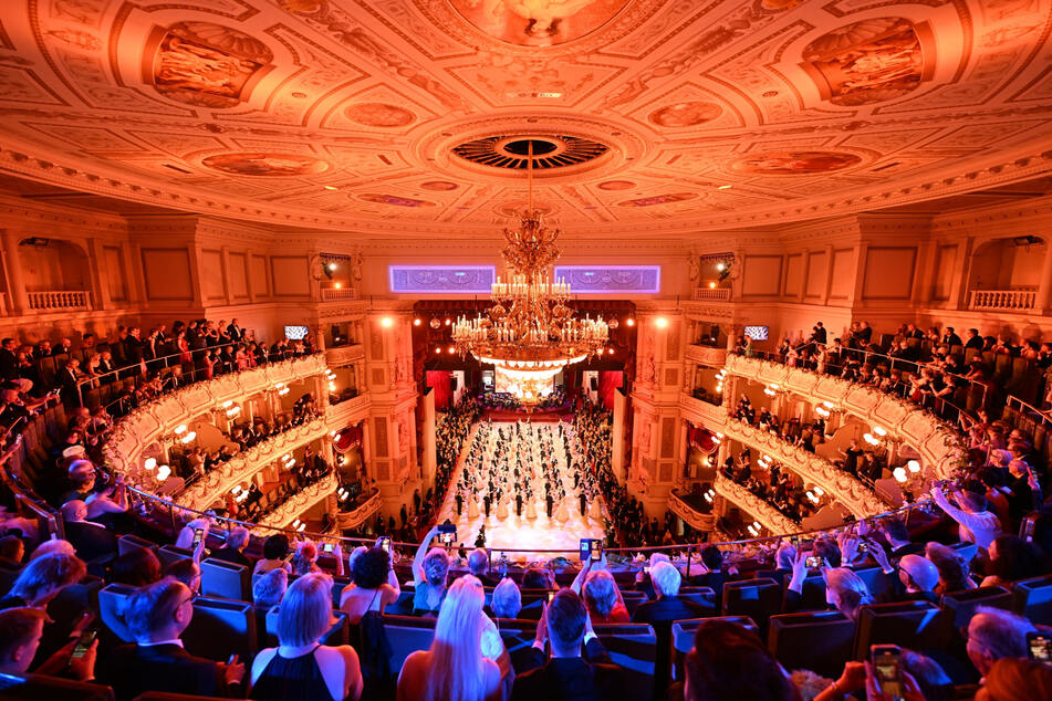 Blick in den Saal beim 16. SemperOpernball 2024.