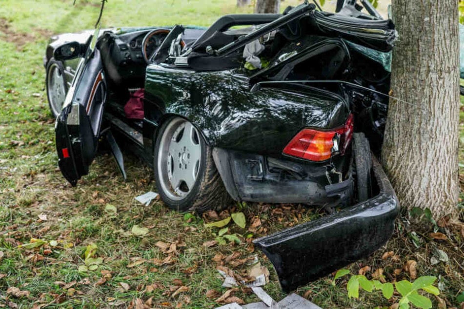 Der Mercedes überschlug sich und prallte gegen einen Baum.