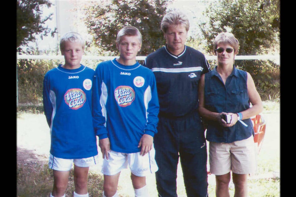 Toni Kroos (Zweiter von links) mit seinem Bruder Felix (l.), seiner Mutter Birgit (r.) und seinem Vater Roland.