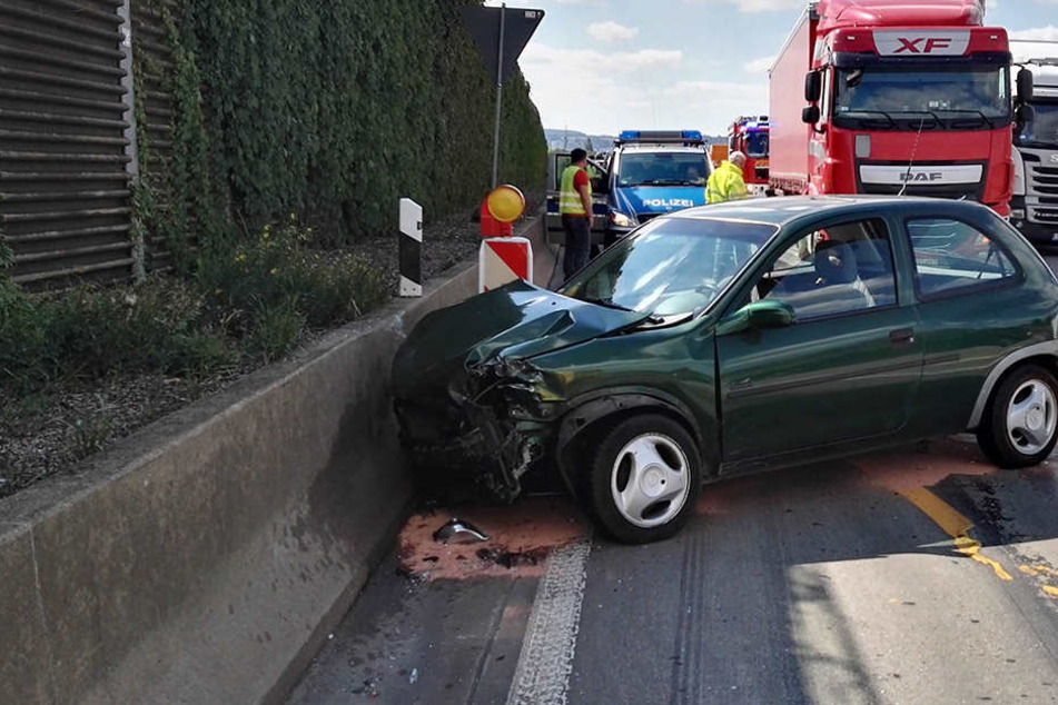 Nachdem das Auto den Truck touchierte, knallte das Fahrzeug gegen eine Betonleitplanke.