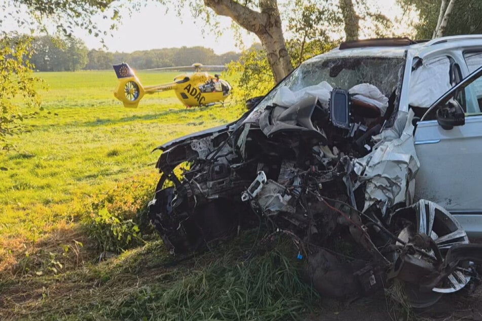 Horror-Crash bei Überholmanöver: Fahrer aus dem Auto geschleudert, Motorblock herausgerissen
