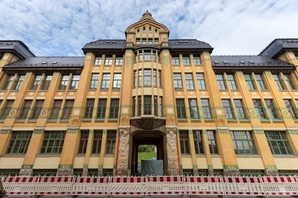 Die bereits teilsanierten Wellner-Werke: Hier wurden die drei Bronzeglocken 2012 aus dem Turm gestohlen worden.