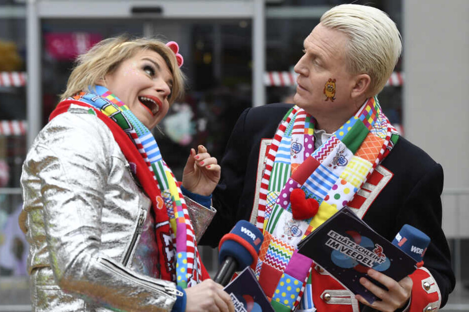 Die Moderatoren Sabine Heinrich (l) und Guido Cantz bereiten sich auf die Übertragung des Rosenmontagszuges vor