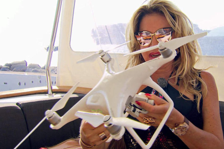 Mit einer Drohne will Carmen den Hafen von Mykonos nach Promis durchsuchen.