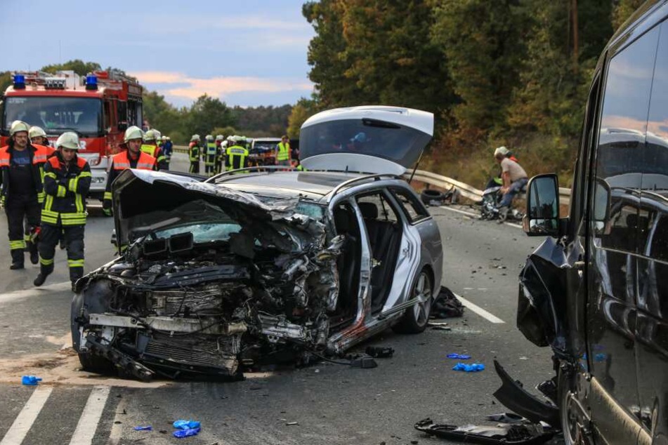 Die teils lebensgefährlich verletzten Opfer mussten von der Feuerwehr aus den Autos befreit werden.
