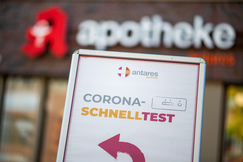 Ein Aufsteller wirbt vor einer Apotheke für einen Corona-Schnelltest.