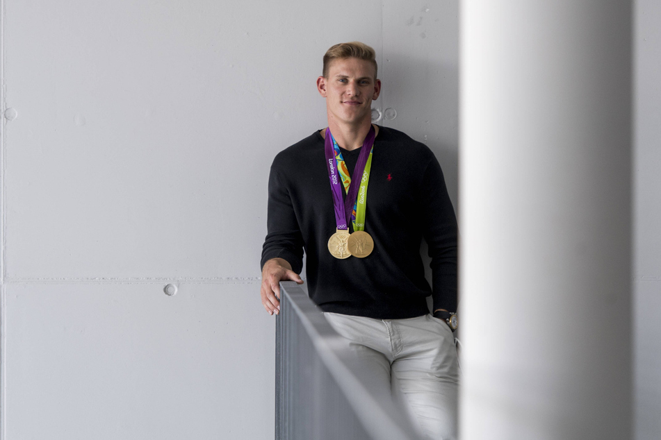 Stolz präsentiert Karl Schulze seine bisherigen Goldmedaillen. Kommt in Tokio ein weiteres Edelmetall dazu?