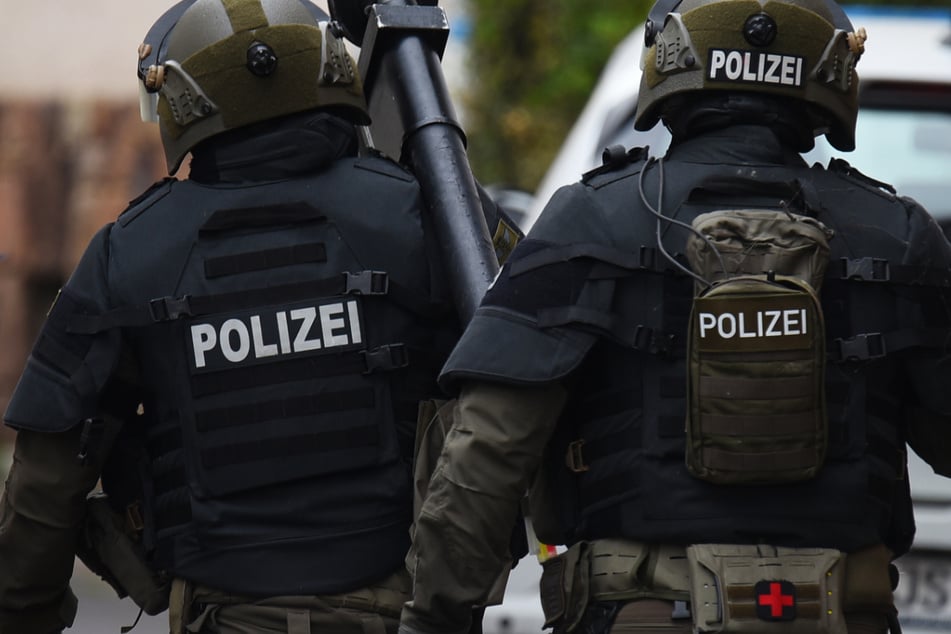 Spezialeinsatzkräfte der Polizei rückten aus, doch der deutsche Tatverdächtige konnte nur noch tot aufgefunden werden.