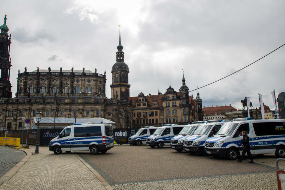 Rund um den Theaterplatz in Dresden war die Polizei bereits in den Morgenstunden präsent.