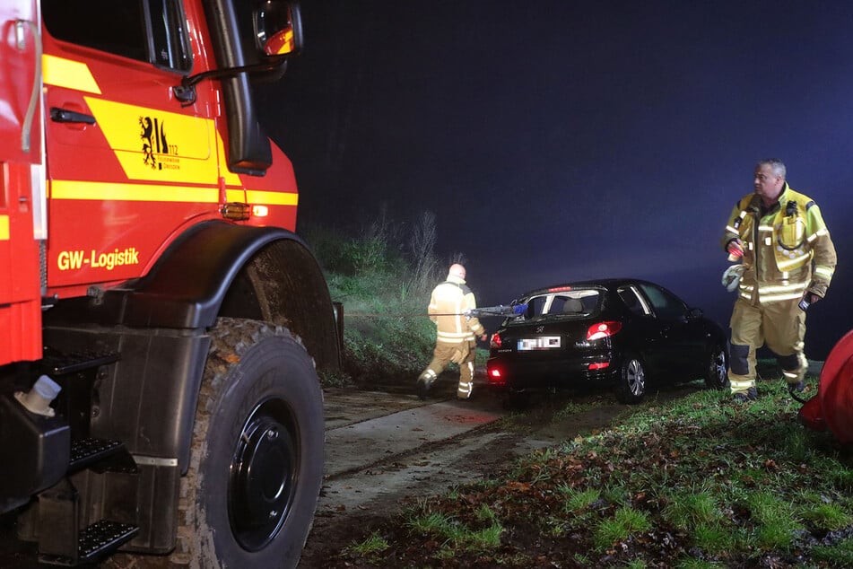 Die Feuerwehr konnte das Auto mit einer Seilwinde aus der Elbe ziehen.
