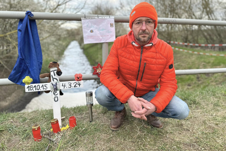 Mit einem aufgestellten Kreuz an der Unfallstelle erinnert Christian Gries (48) an seinen Hund Theo.