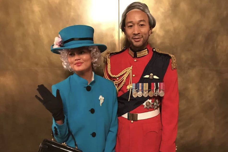 In 2018, Chrissy Teigen (l) and John Legend (r) perfectly executed their look as Queen Elizabeth and Prince Phillip.