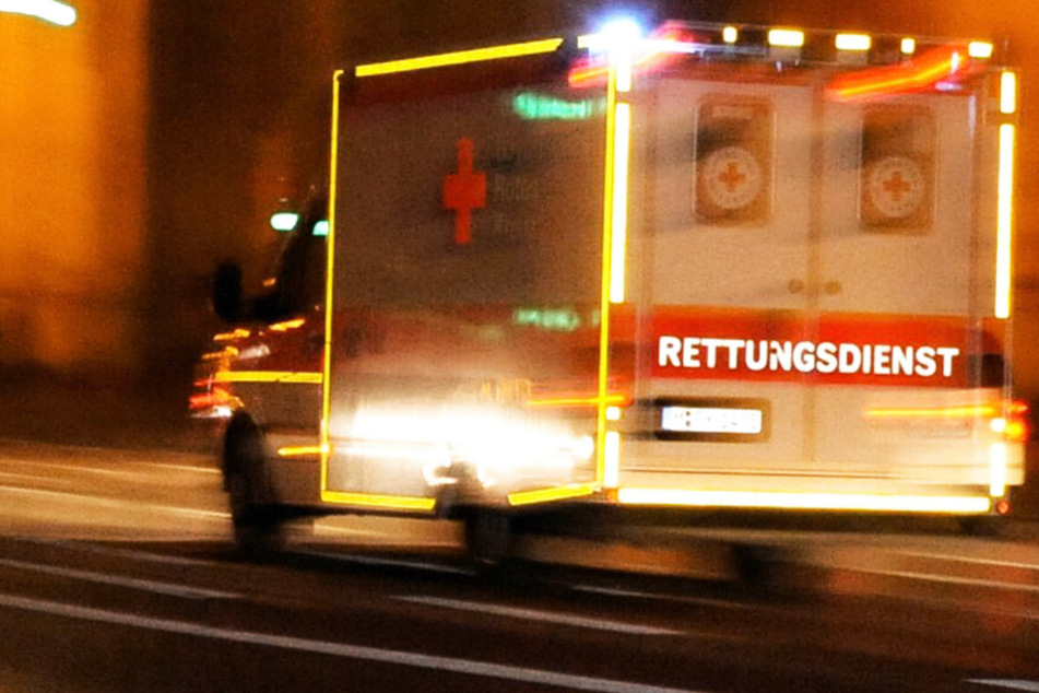 Frau überfährt mit Wagen eine Absperrung, rast durch Zaun und Gebüsch: Passant von Auto erfasst