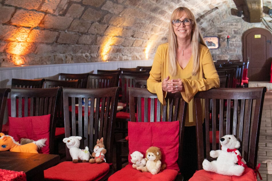 Mit Plüschtieren markiert Heike Jack (55) im "Comedy & Theater Club", welche Plätze nicht besetzt werden dürfen.
