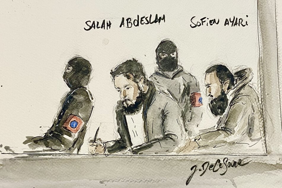 Diese Prozesszeichnung zeigt zwei der Angeklagten: Salah Abdeslam (l.) und Sofien Ayari. (Archivbild)