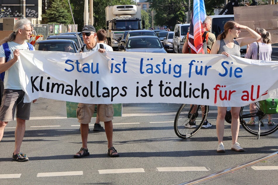 Dresden: "Hitzeschutz ist Menschenschutz": Extinction Rebellion blockiert Albertplatz