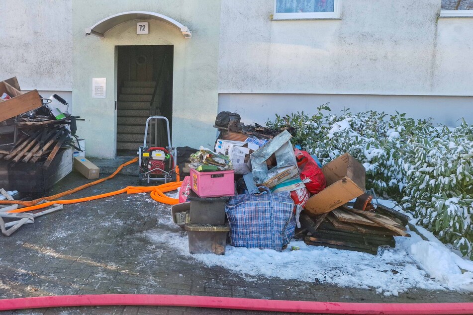 Die Kameraden der Feuerwehr sammelte das Hab und Gut der Bewohner vor dem Mehrfamilienhaus.