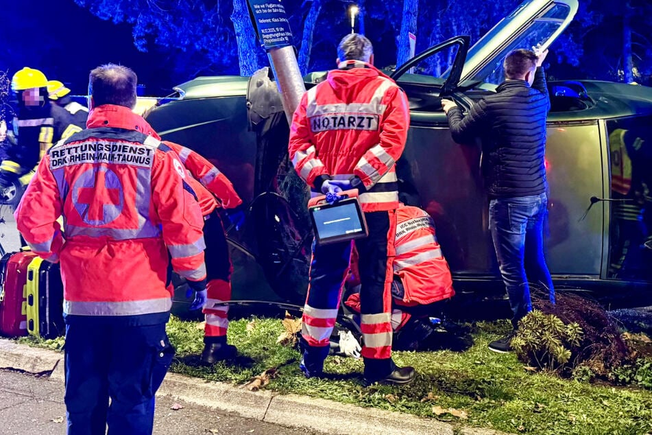 Die verletzte Fahrerin wurde vom Rettungsdienst und einem Notarzt versorgt und in eine Klinik gebracht.
