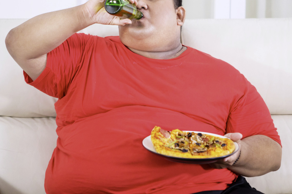 Wer trotz deutlichem Übergewicht seine Ernährungsgewohnheiten nicht umstellt, tut seiner Gesundheit damit keinen Gefallen.