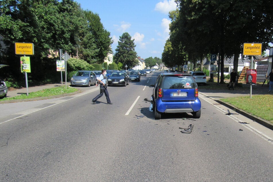 Die Polizei sicherte nach dem Auffahrunfall in Langenfeld (Kreis Mettmann) zwischen einem Smart und einem Opel Corsa die Unfallstelle.