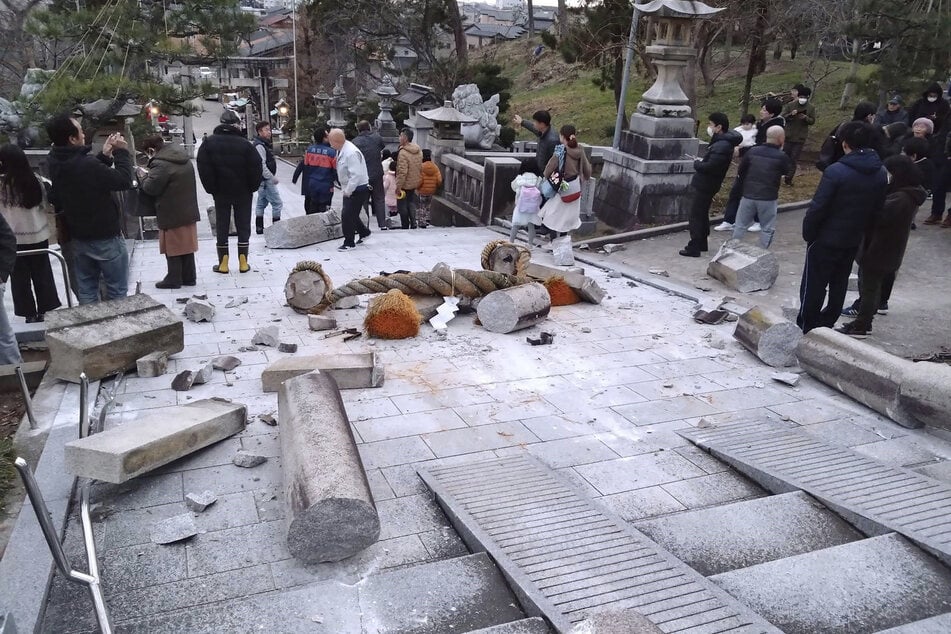 Unter anderem ein Torii-Tor ist nach einem Erdbeben an einem Schrein in Kanazawa beschädigt.