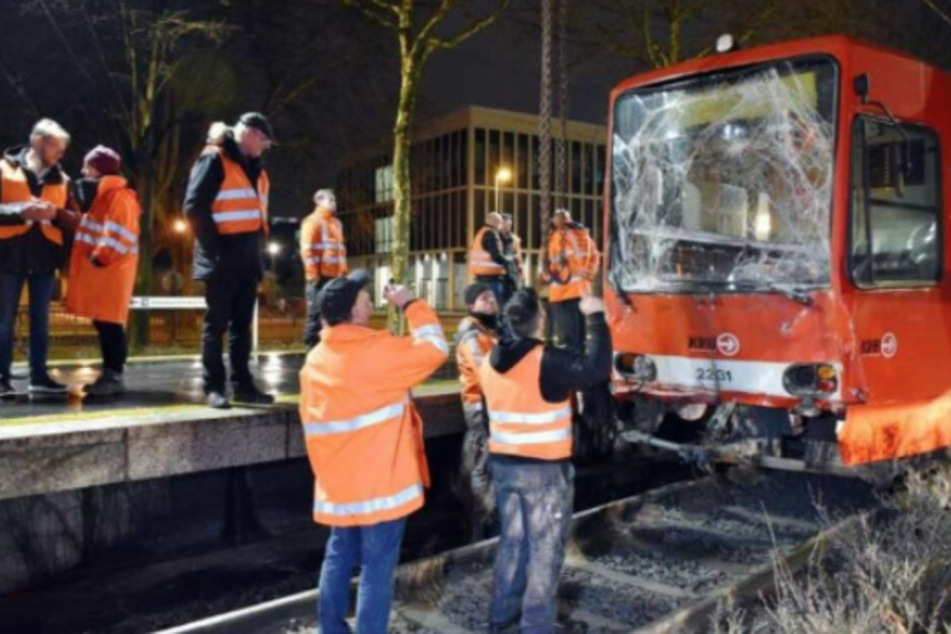 Ein Foto vom Unfall im März 2018. Die KVB-Bahn wurde erheblich beschädigt.