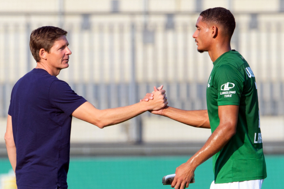 VfL-Coach Oliver Glasner (l.) musste den unzufriedenen Maxence Lacroix nach seinem Pflichtspieldebüt für Wolfsburg im Pokal nach dem Schlusspfiff aufrichten.
