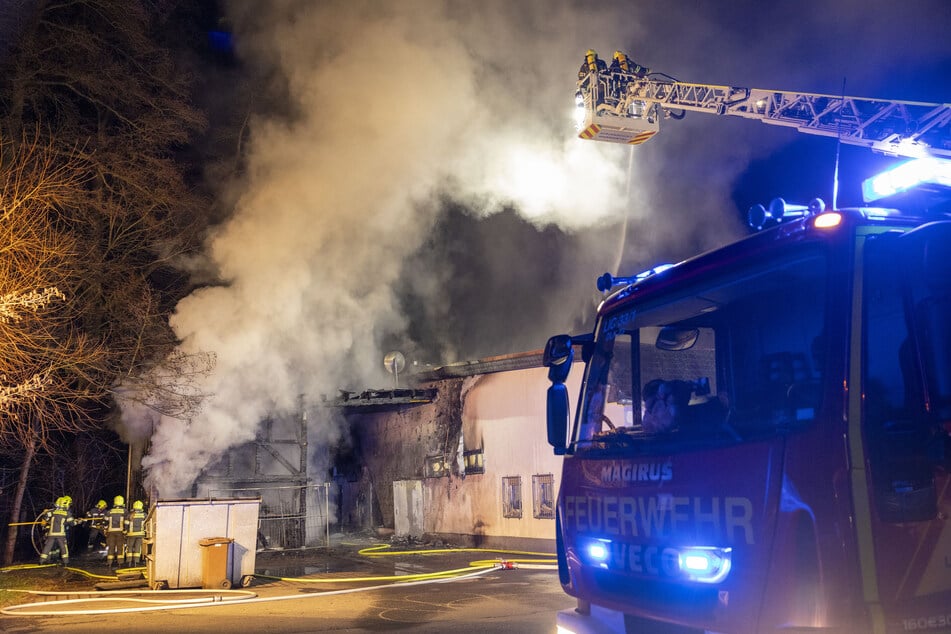 Die Feuerwehr ist mit einem Großaufgebot vor Ort.