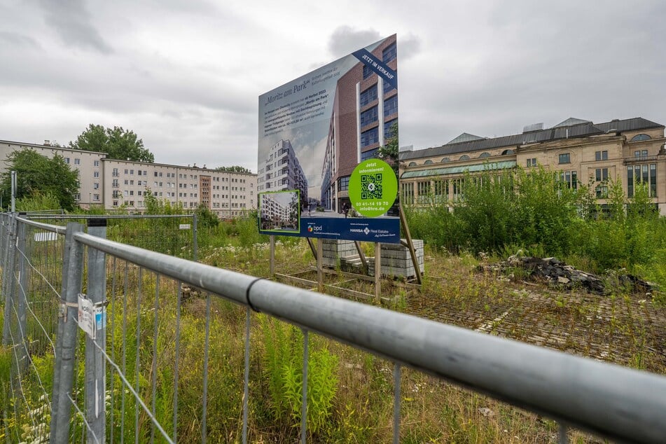 Die Werbetafel an der Zschopauer Straße verspricht immer noch den Baustart für "Moritz am Park" für Herbst 2023.