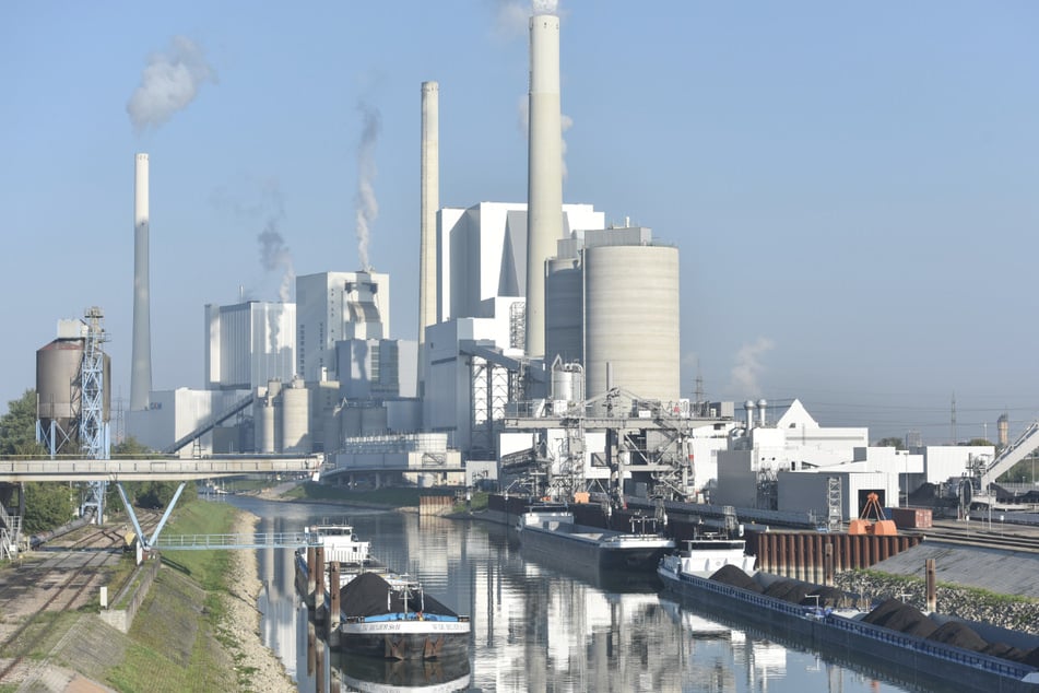 Der Block 9 des Großkraftwerkes Mannheim ist am Rhein vor weiteren Kraftwerksblöcken zu sehen. Für eine Protestaktion am Mannheimer Großkraftwerk im vergangenen Sommer wird ein Mann zur Rechenschaft gezogen.