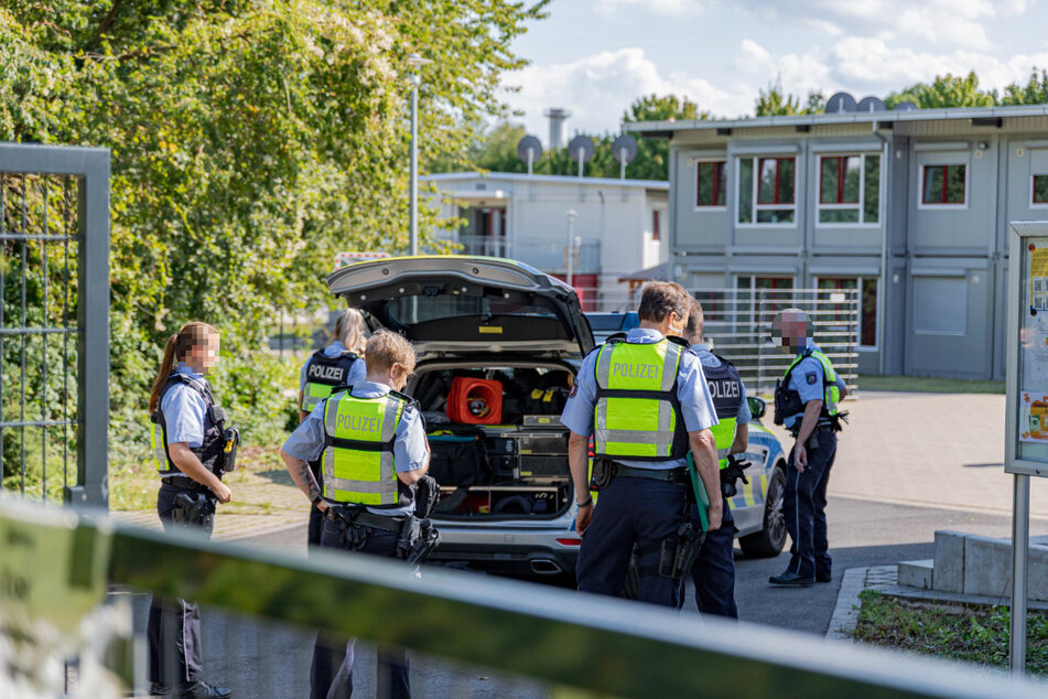 Bei einem brutalen Angriff im Rahmen einer Kontrolle sind am Mittwoch (9. August) in Köln-Holweide zwei Polizisten schwer verletzt worden.