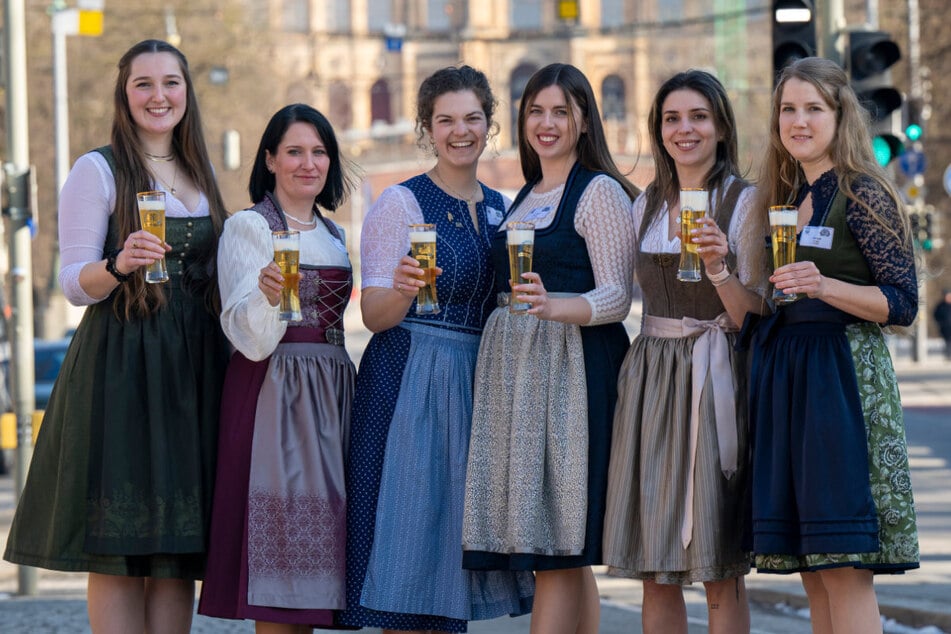 Sophia Laraßer (Sankt Wolfgang), Melanie Streit (Forchheim), Edith Forster (München), Lena Nagler (München), Julia Kräß (Augsburg) und Anna Winkler (Mainbernheim, v.l.) wollen bayerische Bierkönigin werden.